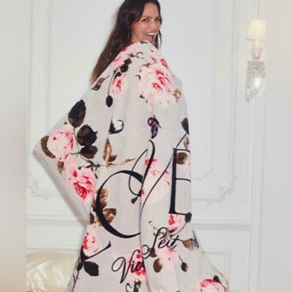 VICTORIA’S SECRET Love Floral Sherpa Blanket NWT!